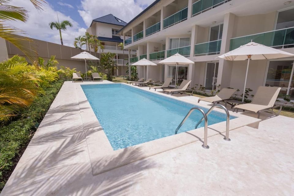 Pool view, Swimming pool, sunbed