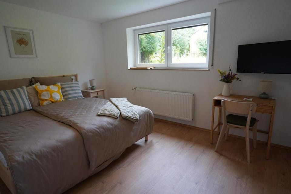 Bed, TV and multimedia, Photo of the whole room