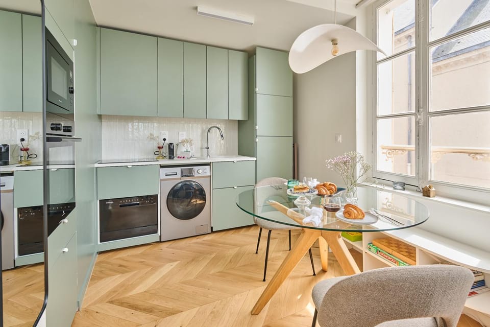 Coffee/tea facilities, Kitchen or kitchenette, Dining area, dishwasher, oven, stove, toaster, washing machine