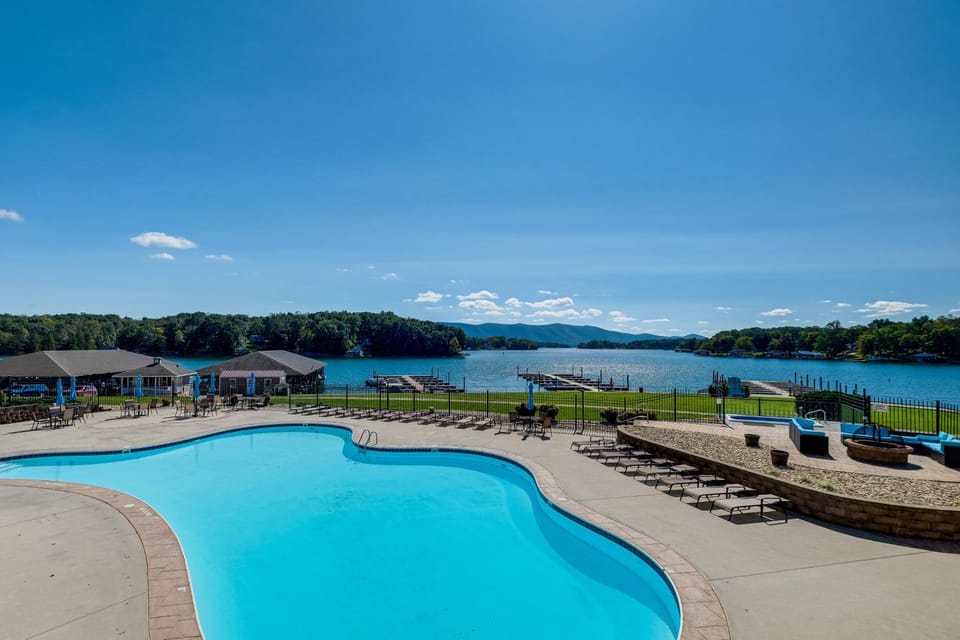Resort Amenities & Beach Access: Huddleston Condo House in Smith Mountain Lake