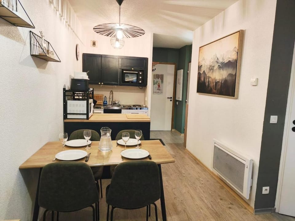 Kitchen or kitchenette, Dining area, oven, stove, toaster
