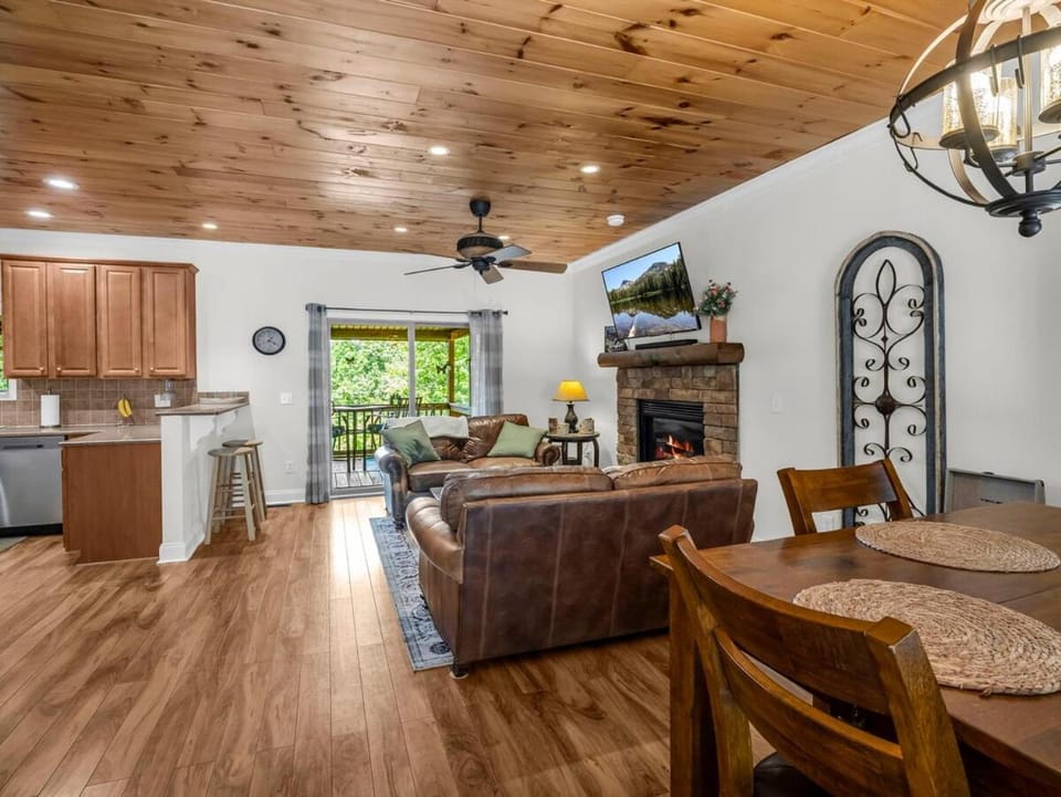 Living room, Dining area, fireplace, pet friendly
