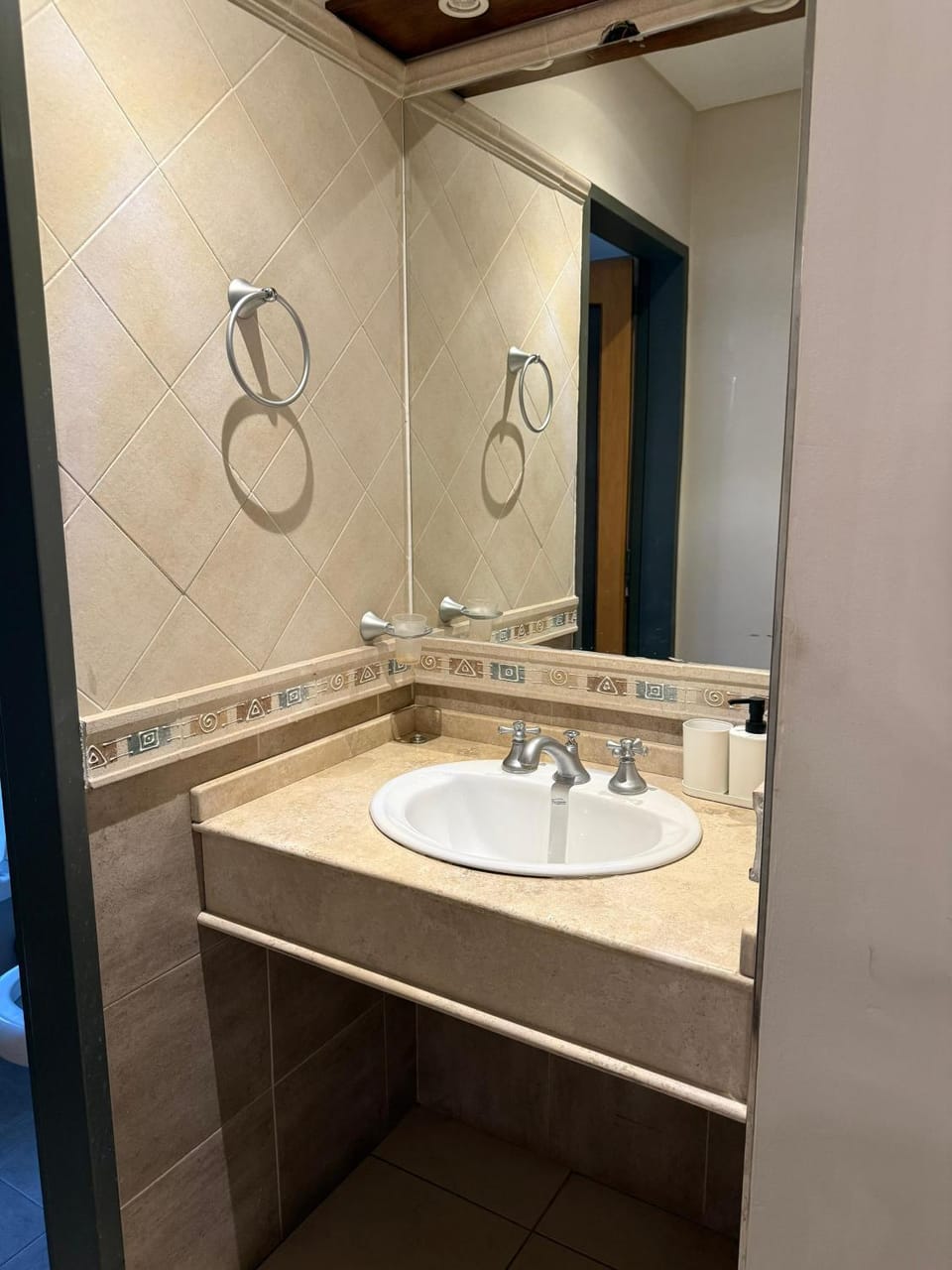 Dpto amplio con patio, churrasquera y cochera Apartment in Mendoza