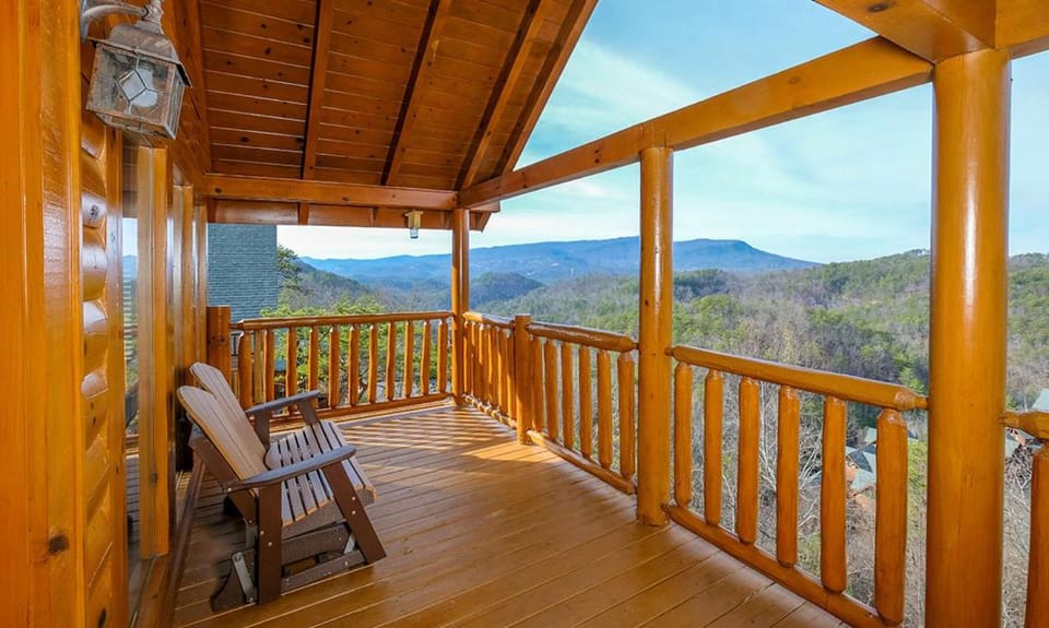 Bearway To Heaven by American Patriot Getaways House in Pigeon Forge