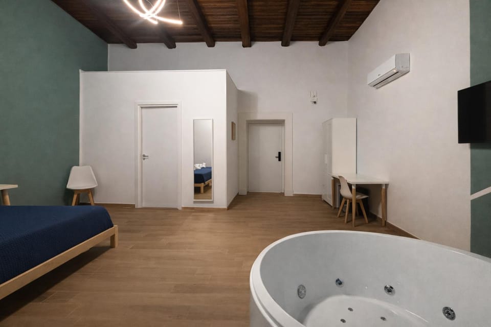 Bed, Hot Tub, TV and multimedia, wardrobe, air conditioner