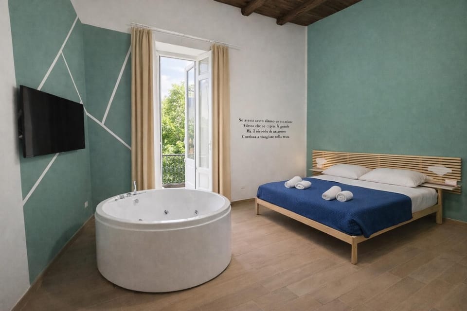 Bed, TV and multimedia, Photo of the whole room, Bedroom, towels