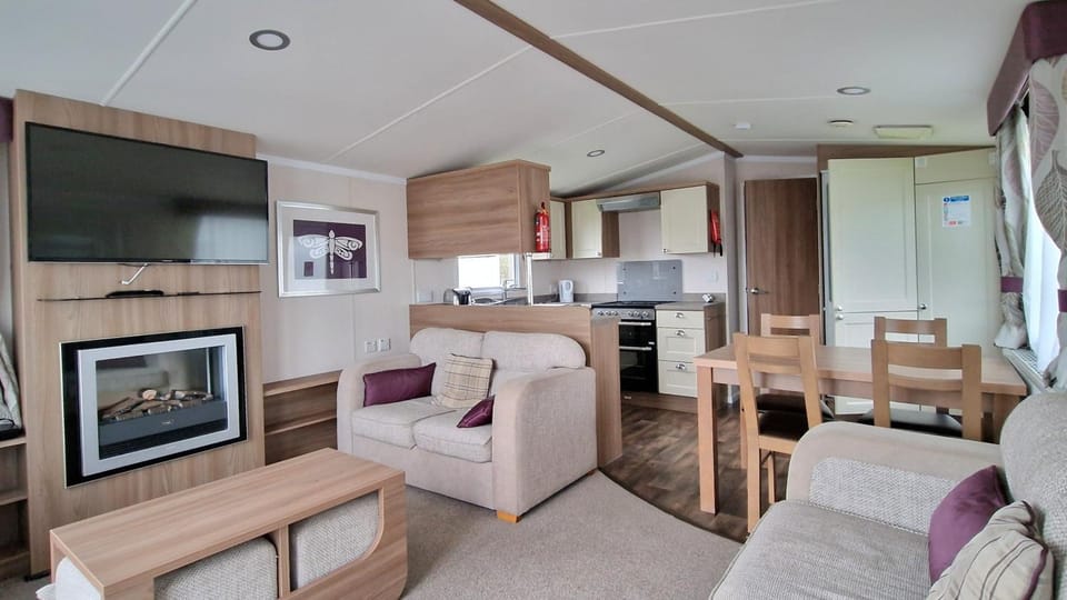 Betty by the Bay, Church Farm Caravan Stay House in Bognor Regis