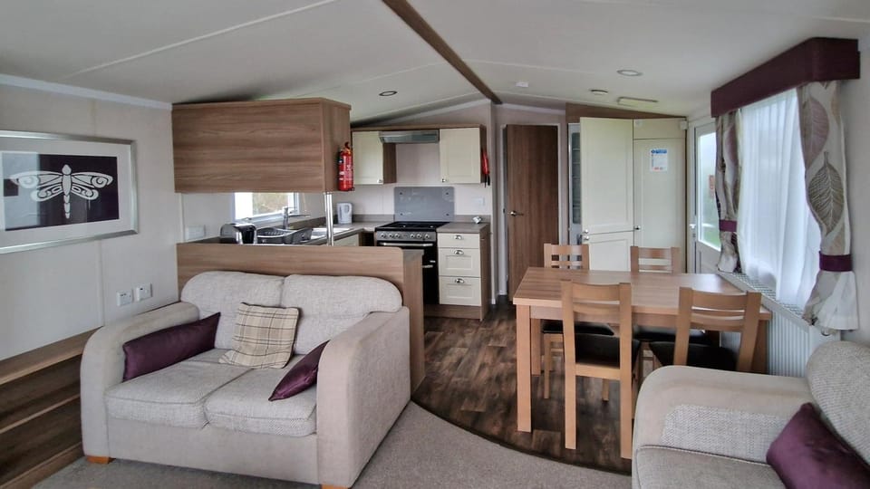 Betty by the Bay, Church Farm Caravan Stay House in Bognor Regis
