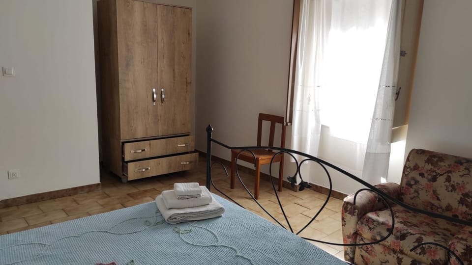 Bed, Living room, Photo of the whole room, Seating area, Bedroom, towels, wardrobe