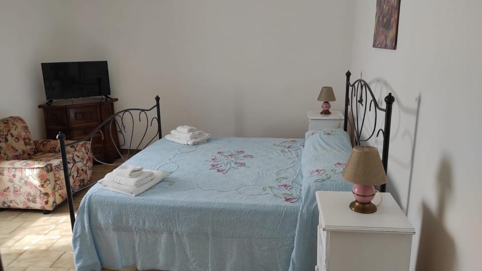 Bed, TV and multimedia, Photo of the whole room, Bedroom
