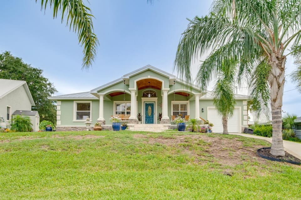 Canal-Front Relaxation: Crystal River Home w/ Dock House in Crystal River