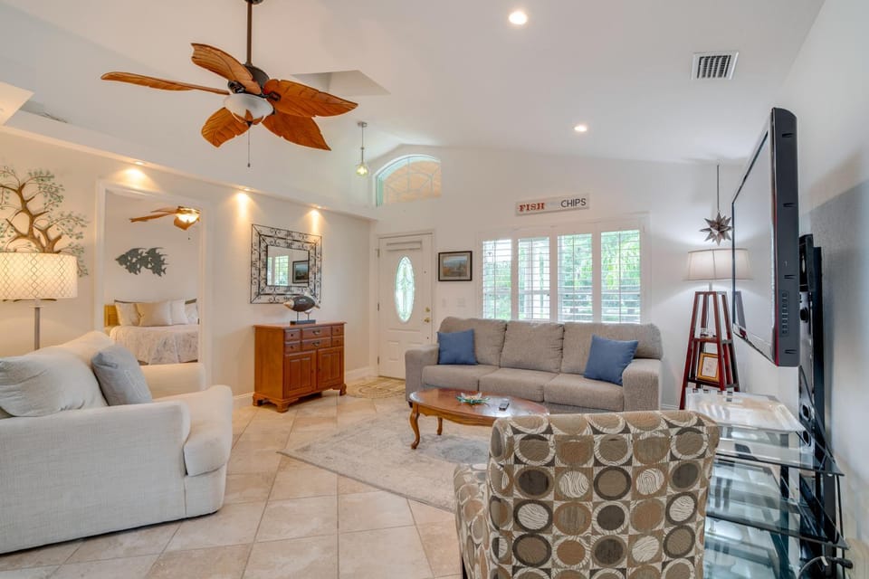 Canal-Front Relaxation: Crystal River Home w/ Dock House in Crystal River