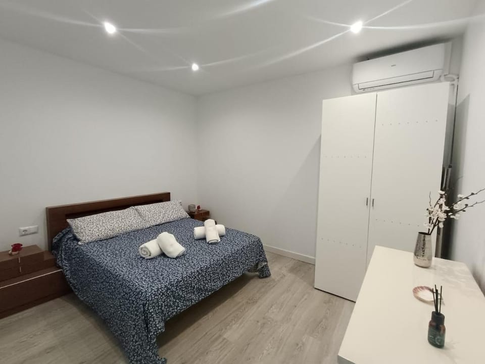 Bedroom, air conditioner