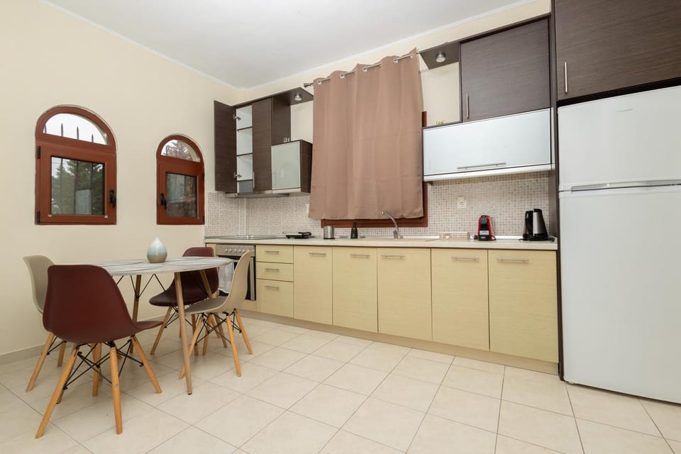 Coffee/tea facilities, Kitchen or kitchenette, Dining area, dishwasher, minibar, oven, stove