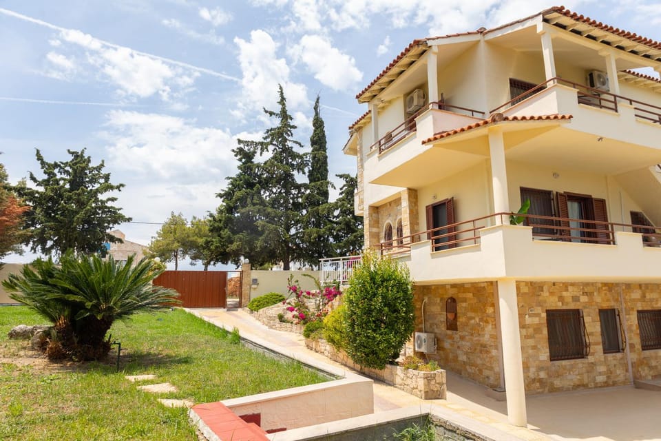 Property building, Spring, Day, Garden, View (from property/room), Balcony/Terrace, Garden view