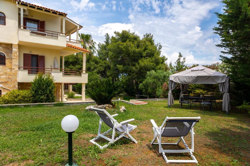 Property building, Patio, Spring, Day, Natural landscape, Garden, Garden view, sunbed