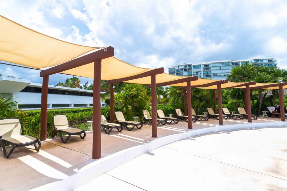 Beachfront Condo AC Pool WiFi Laundry Apartment in Cancun