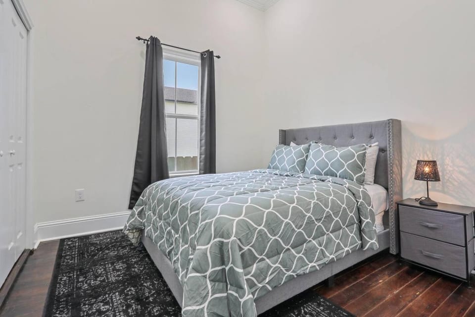 Cozy 3BR retreat near streetcar w fire pit House in New Orleans