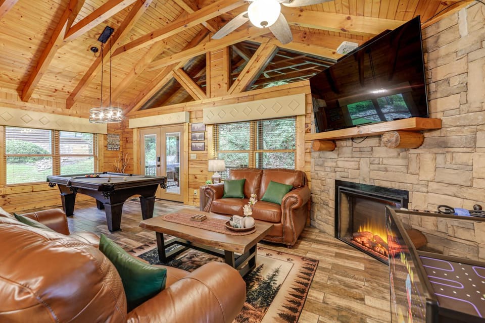 1 Mi to Dtwn Gatlinburg: Hot Tub Haven in Smokies! House in Gatlinburg