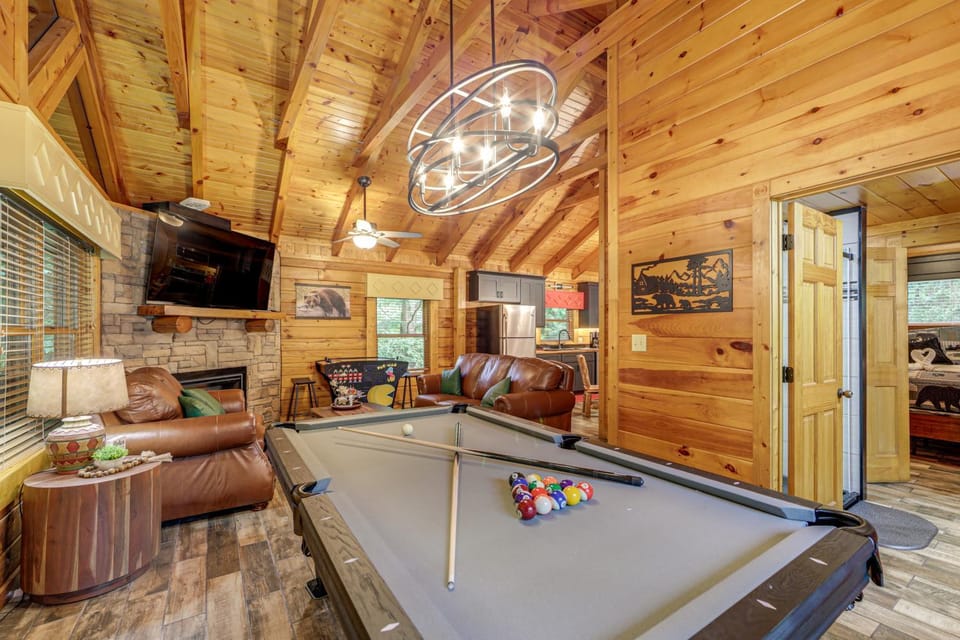 1 Mi to Dtwn Gatlinburg: Hot Tub Haven in Smokies! House in Gatlinburg