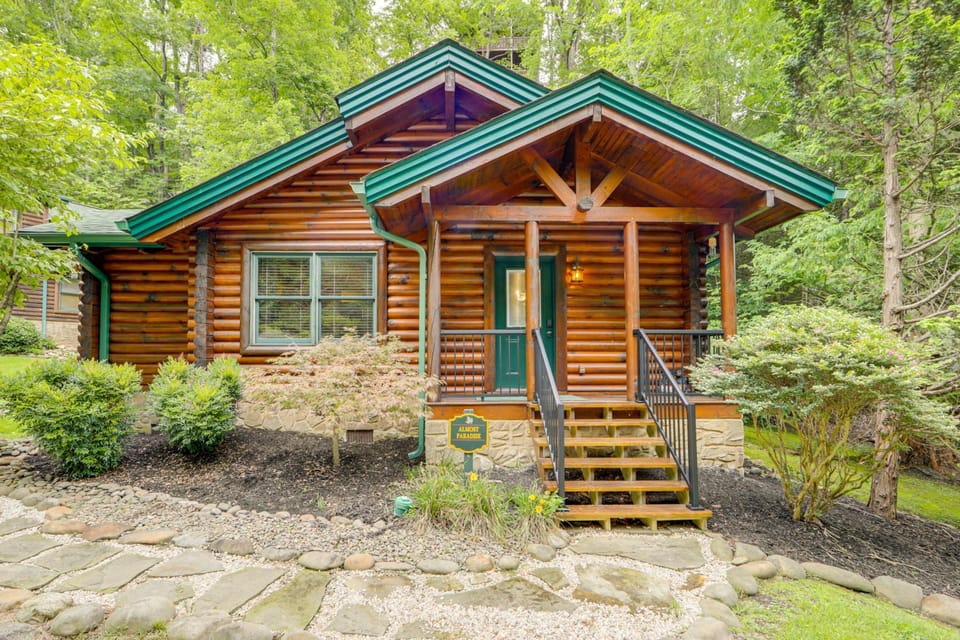 1 Mi to Dtwn Gatlinburg: Hot Tub Haven in Smokies! House in Gatlinburg