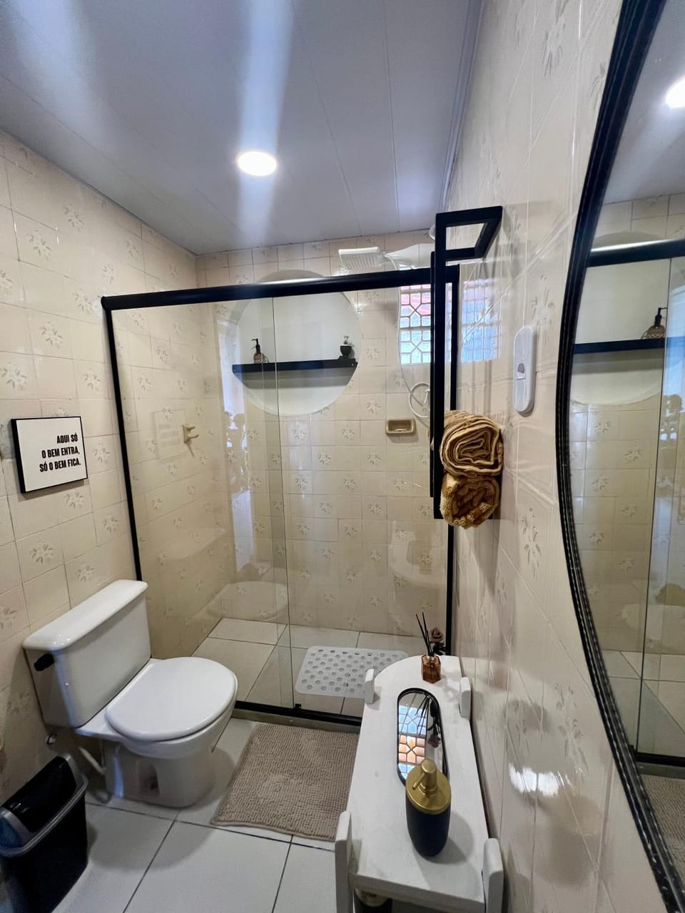 Casa estilo chale dúplex com 3 quartos, churrasqueira, balanço, chuveirão e a uma quadra da praia House in Mangaratiba