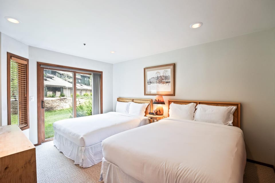 Serene Location, 2min to Deer Valley, 3BR townhome! Perfect for Ski & Summer Adventures! House in Park City