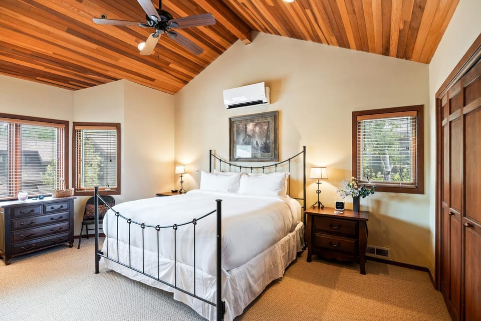 Serene Location, 2min to Deer Valley, 3BR townhome! Perfect for Ski & Summer Adventures! House in Park City