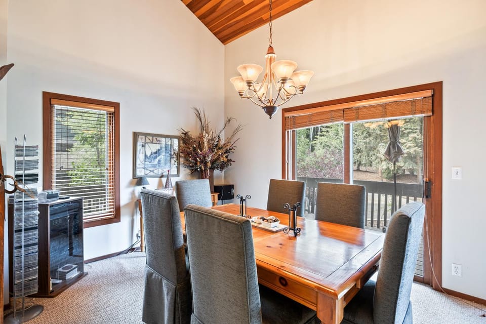 Serene Location, 2min to Deer Valley, 3BR townhome! Perfect for Ski & Summer Adventures! House in Park City