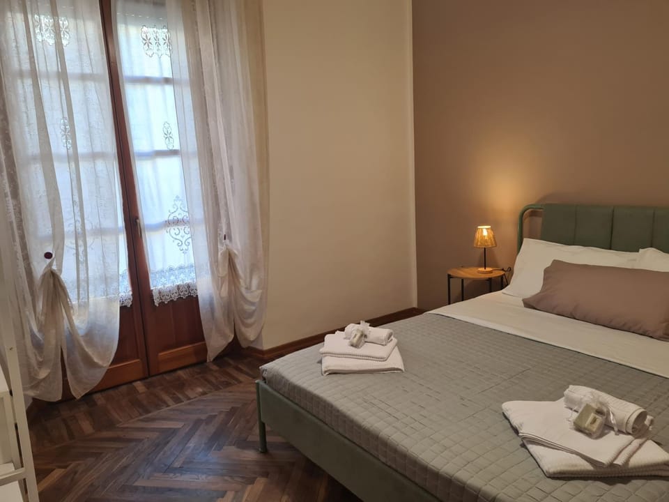 Bedroom, towels