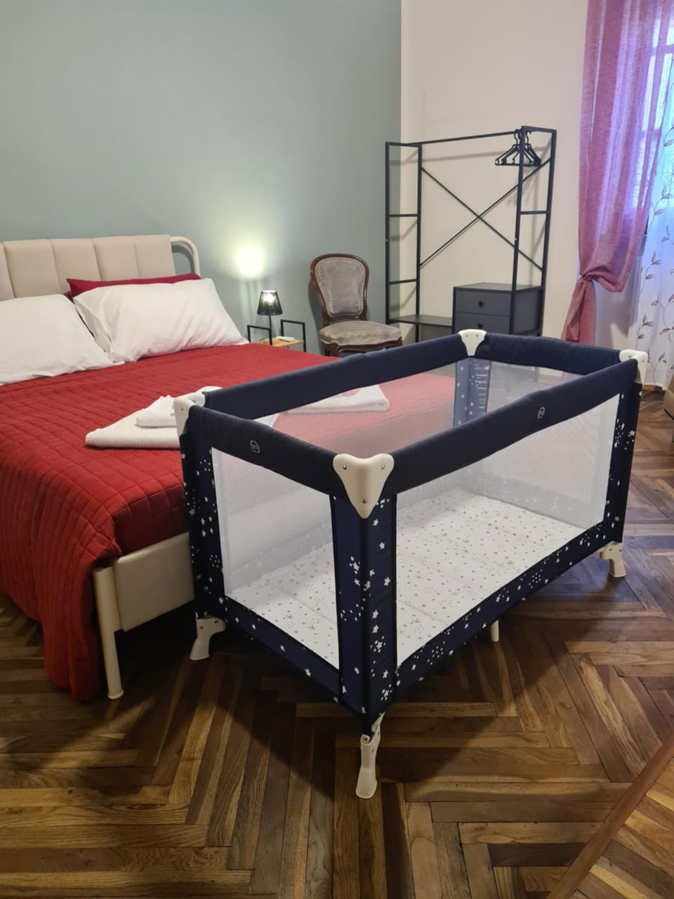 Bed, Photo of the whole room, Bedroom, children, young children, older children, cot