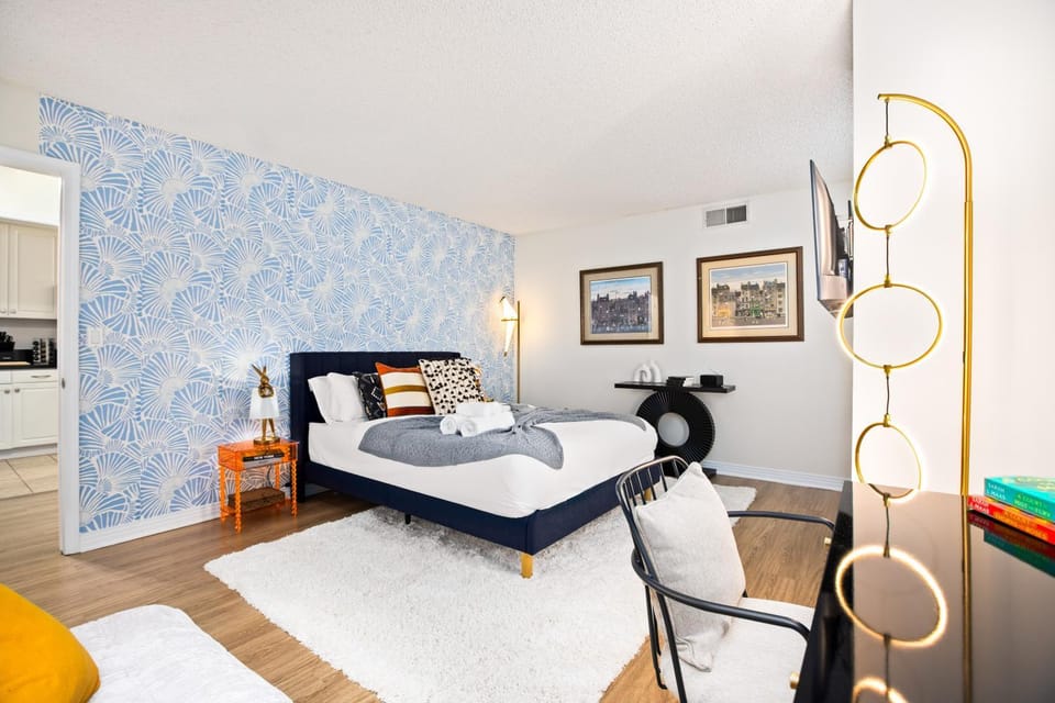 Bed, Photo of the whole room, Seating area, Bedroom