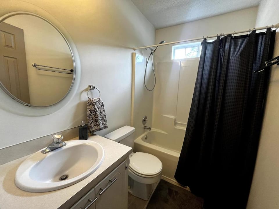 Shower, Toilet, Bathroom, Bath, towels