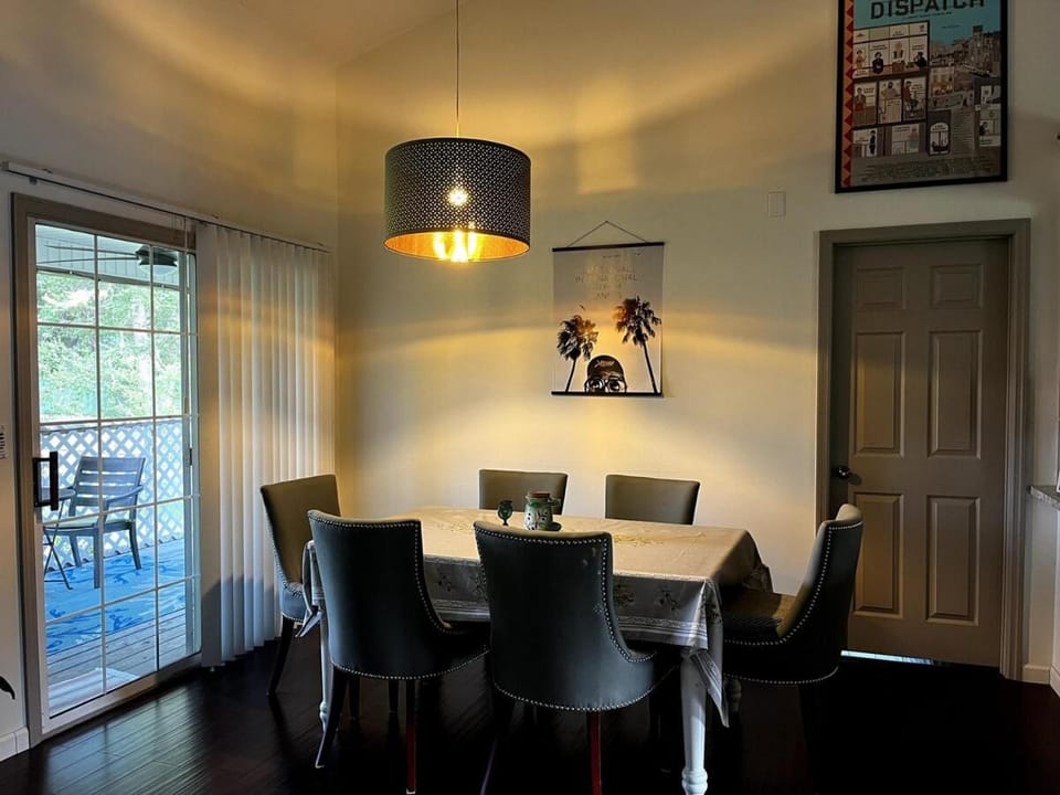 Seating area, Dining area