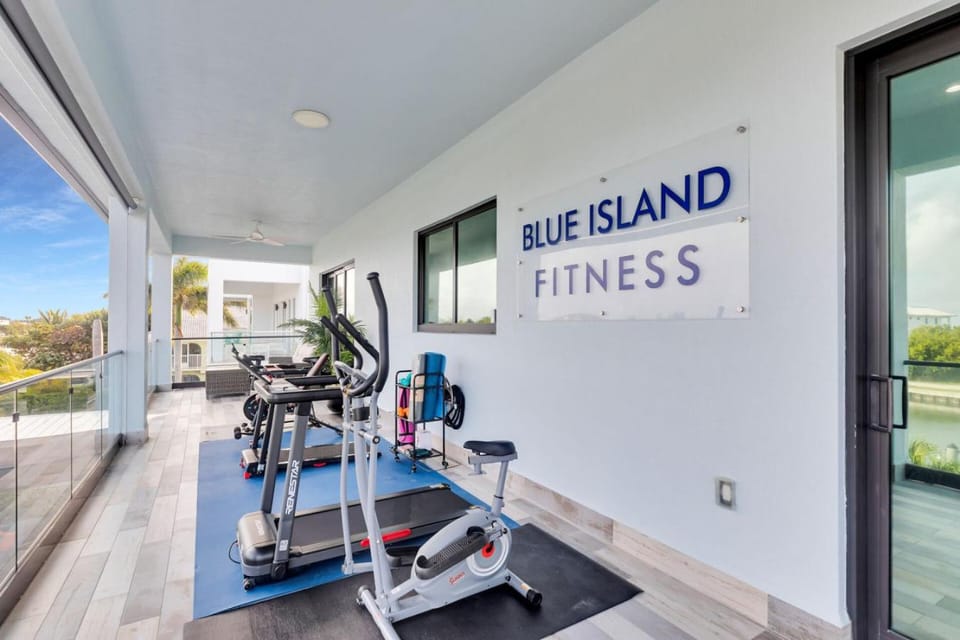Oceanfront 5BR+ Bonus Room•75’ Dock •Pool-Spa •Kids area •Walk to Sombrero Beach House in Marathon