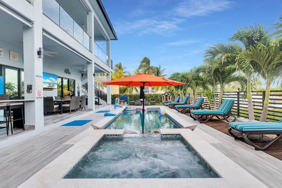 Property building, Patio, Day, Pool view, Swimming pool, sunbed