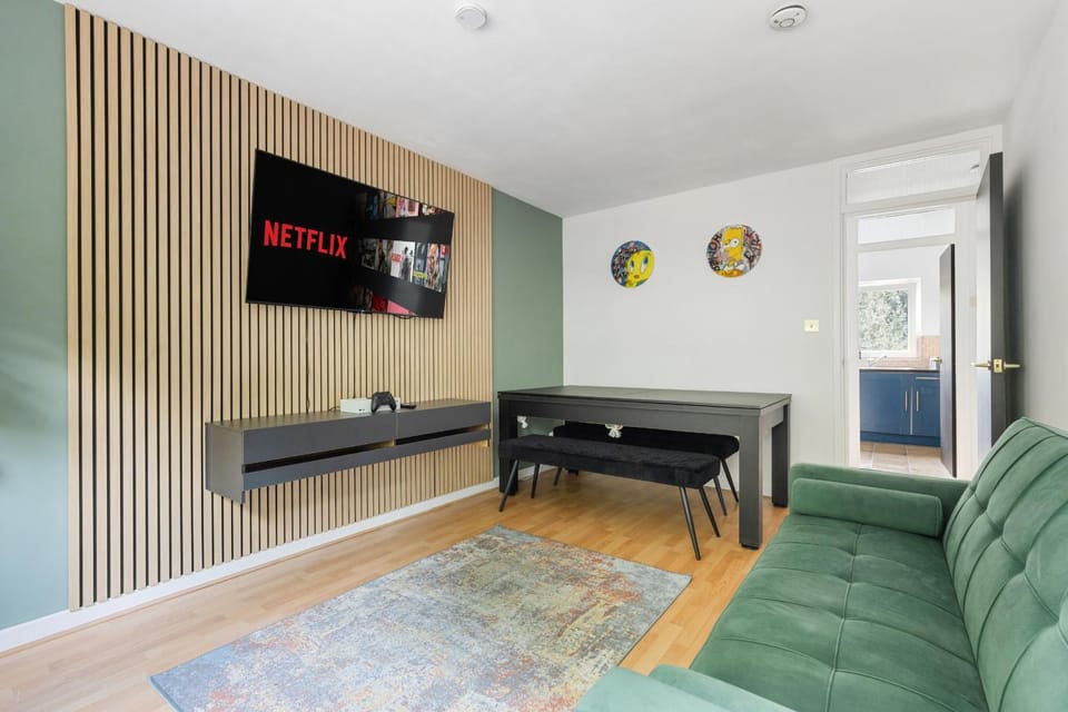 Communal lounge/ TV room, TV and multimedia, Living room, Seating area, Dining area, Evening entertainment
