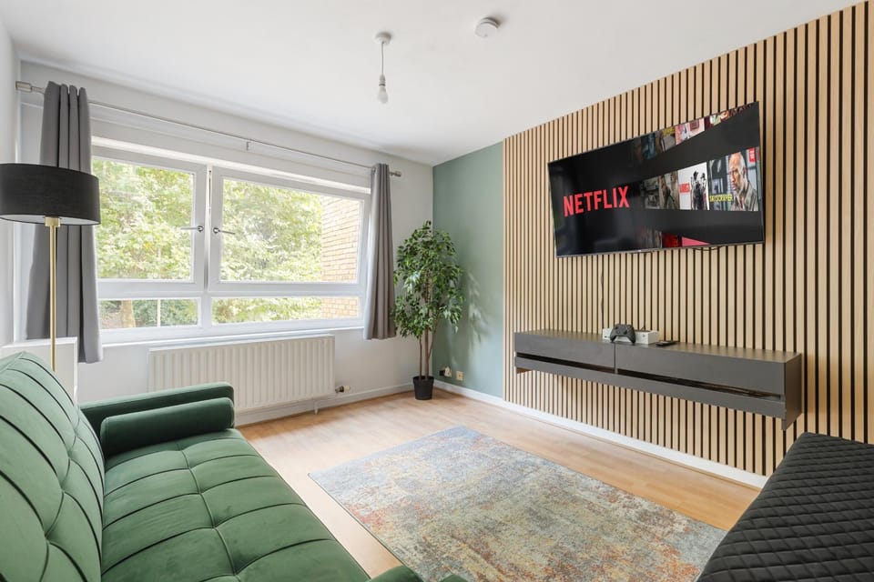 Communal lounge/ TV room, Game Room, TV and multimedia, Living room, Seating area, Dining area, Evening entertainment