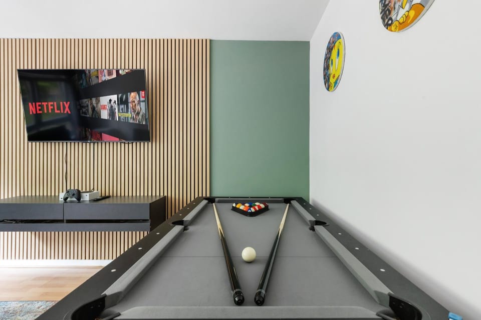 Game Room, Living room, Dining area