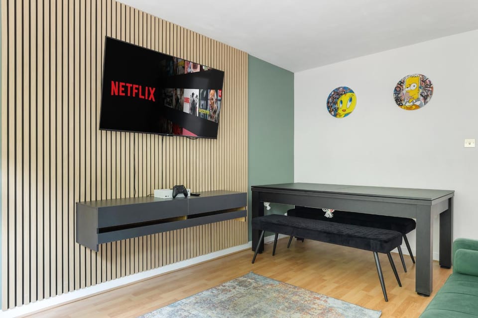 TV and multimedia, Living room, Seating area, Dining area