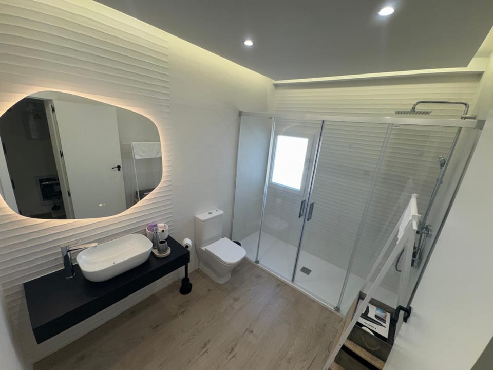 Shower, Toilet, towels