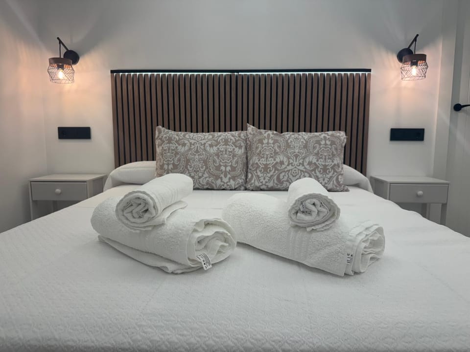 Bed, Bedroom, towels