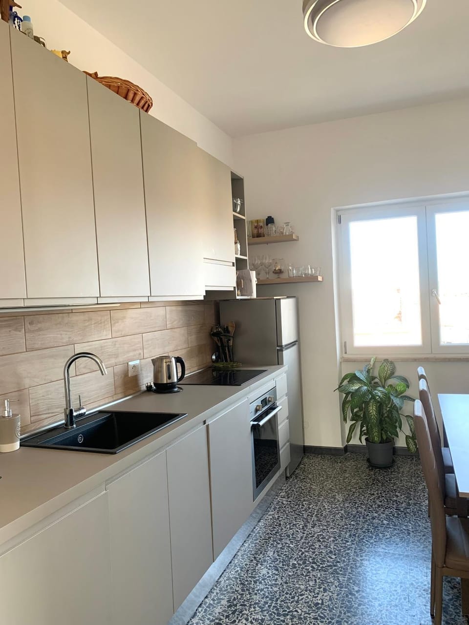 Coffee/tea facilities, Kitchen or kitchenette, Dining area, oven, stove