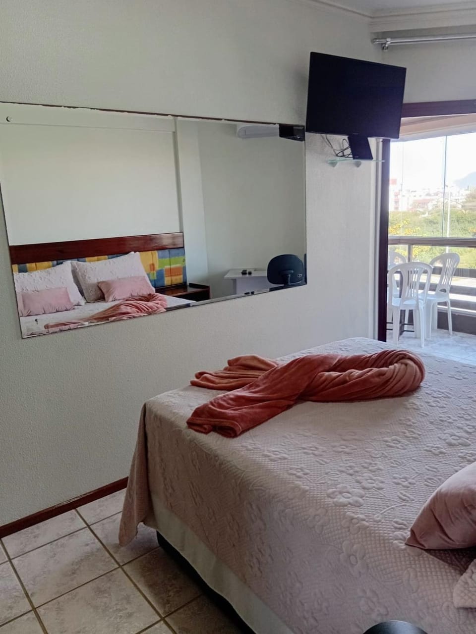 Bed, TV and multimedia, Bedroom