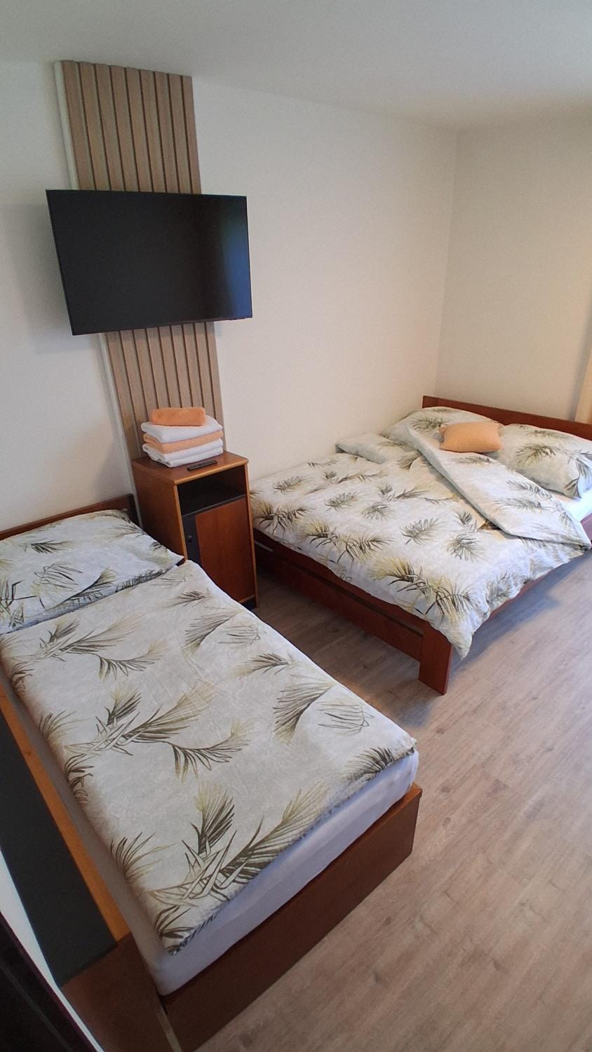Bed, TV and multimedia, Bedroom