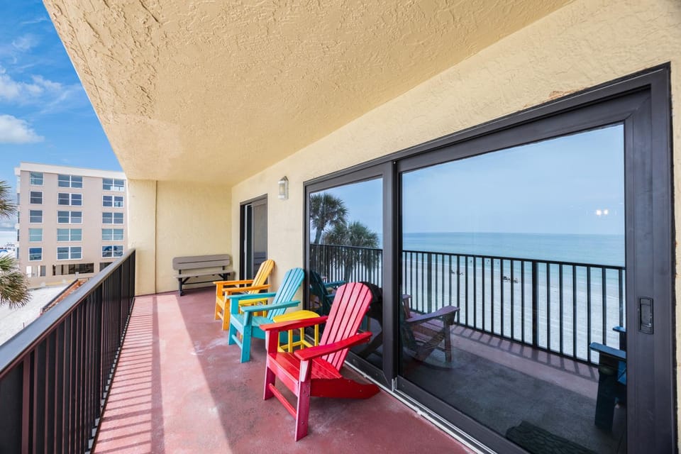 3BR Beachfront Getaway LARGE Balcony Apartment in Madeira Beach