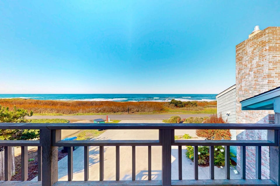 Oceanfront Studio-Beachfront Bliss & Pet-Friendly House in Mendocino County
