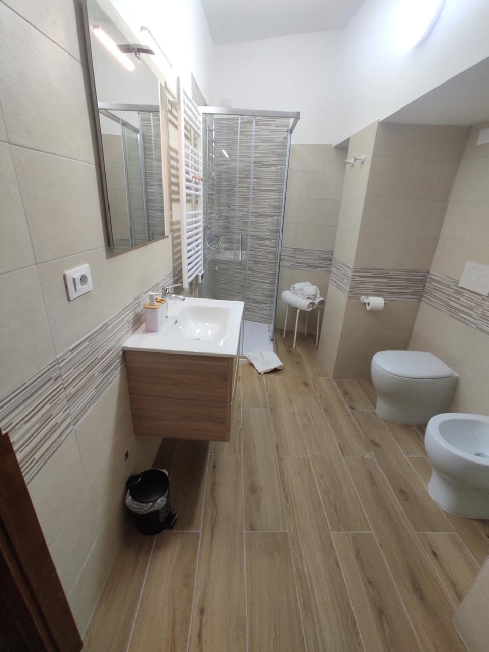 Shower, Toilet, Bathroom, bidet, towels