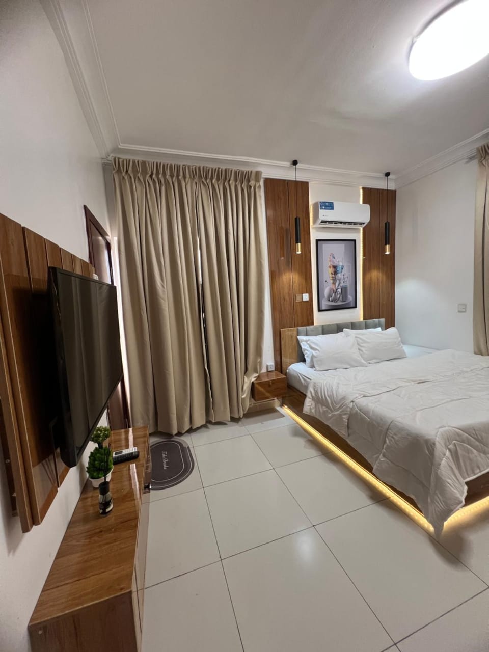 Bed, TV and multimedia, Bedroom