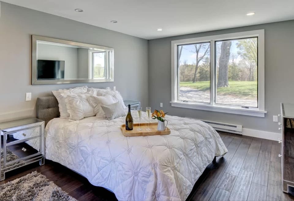 Longpond Farm House and Loft House in Salisbury